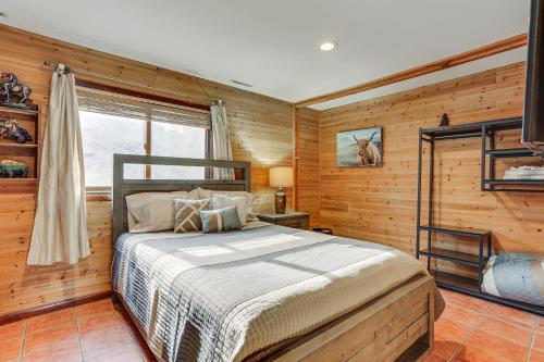 Tempat tidur dalam kamar di Vernon Township Condo with Balcony Near Ski Lifts!