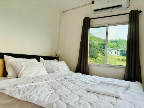Postel nebo postele na pokoji v ubytování La Villas@Suanphueng