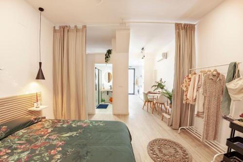 een slaapkamer met een bed en een eetkamer bij Artistic Digital Getaway Large 1 Bedroom King Bed - Great Location in Valencia