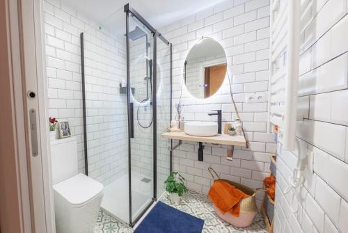 ein Bad mit einer Dusche, einem WC und einem Waschbecken in der Unterkunft Artistic Digital Getaway Large 1 Bedroom King Bed - Great Location in Valencia