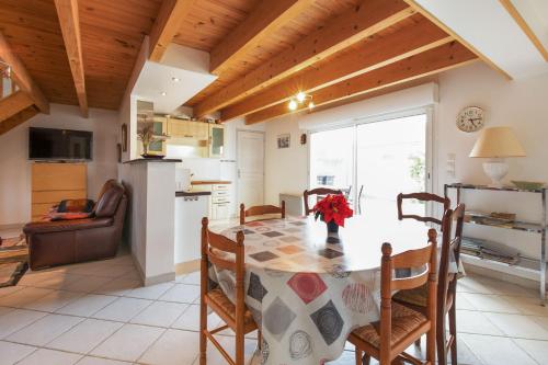 une cuisine et une salle à manger avec une table et des chaises dans l'établissement Villa Vanille, à Châtelaillon-Plage