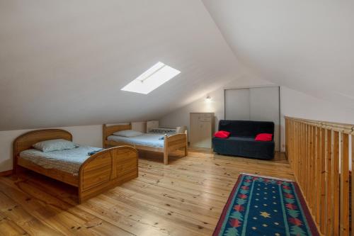 een slaapkamer met een bed, een bank en een stoel bij Villa Vanille in Châtelaillon-Plage