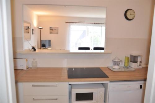 eine Küche mit einer Arbeitsplatte und einem Fenster in der Unterkunft Bel appartement 2 chambres au centre-ville de PERROS-GUIREC - Ref 926 in Perros-Guirec