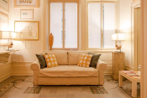 un soggiorno con divano e finestra di Casa dell'Architetto a Mantova
