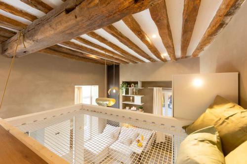 ein Loft mit Hängematte in einem Zimmer in der Unterkunft Luxury Suite - Jacuzzi et Sauna in Arpajon