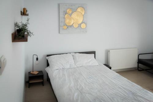 1 dormitorio con 1 cama y una pintura en la pared en TheRefuge, en Curtea de Argeş