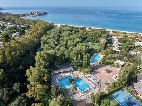 una vista aérea de un complejo con 2 piscinas en Calaserena Resort, en Geremèas