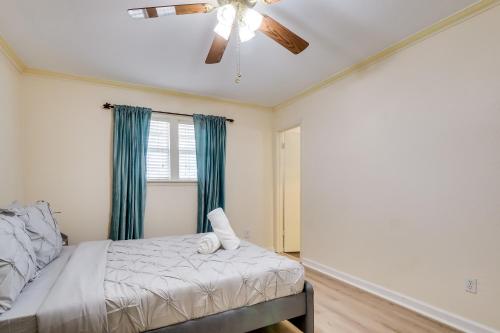 - une chambre avec un ventilateur de plafond et un lit dans l'établissement Round Rock Home with Large Yard 20 Mi to Austin!, à Round Rock