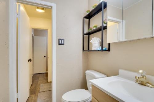 La salle de bains est pourvue de toilettes blanches et d'un lavabo. dans l'établissement Round Rock Home with Large Yard 20 Mi to Austin!, à Round Rock