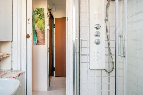 een badkamer met een douche en een wastafel bij Casa Zuccherino in Rho