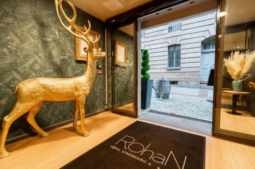 Una statua di un cervo nella vetrina di un negozio di Hotel Rohan, Centre Cathédrale a Strasburgo
