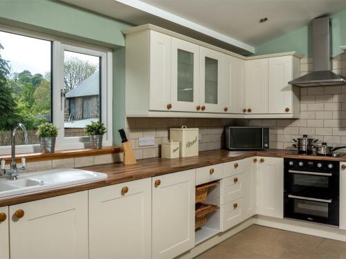 Η κουζίνα ή μικρή κουζίνα στο 4 Bed in Brecon BN151