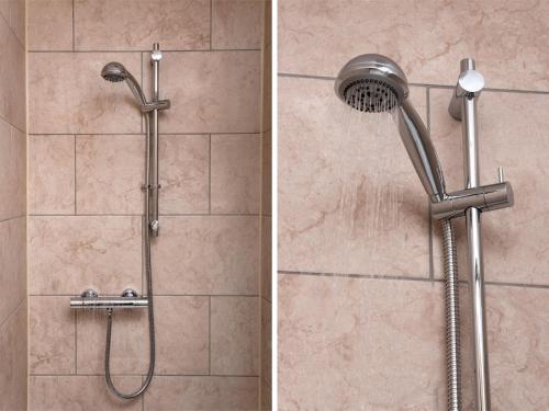 dos fotos de una ducha con cabezal de ducha en 4 Bed in Brecon BN151 en Devynock