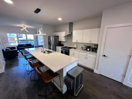 una cocina con una gran isla blanca en una habitación en Modern House with Terrace Near Forest Park en St. Louis
