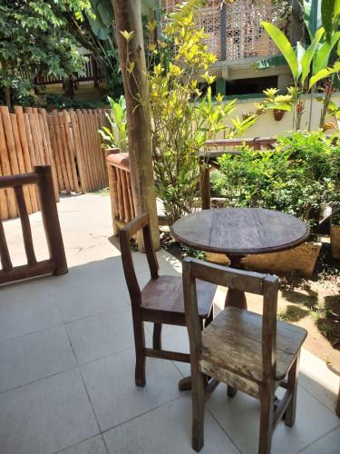a table and two chairs and a table and a table at Pousada Caiçara in Abraão