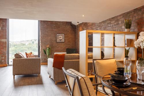 sala de estar con mesa y sillas en Broadgate Penthouse Apartment, en Bradford