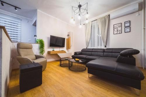 een woonkamer met een bank en een tv bij Luka's apartment in Pirot