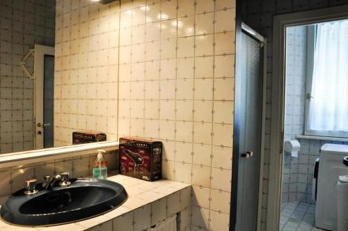 y baño con lavabo y espejo. en Luxury apartment inside beachfront villa, en Donoratico