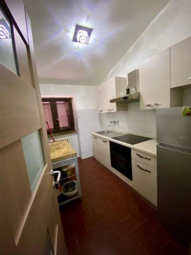 a small kitchen with a sink and a stove at Agriturismo Villa Paradiso Esotico in Città di Castello