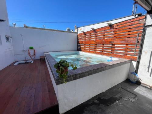 a hot tub sitting on top of a balcony at Babu Apart in Mar del Plata