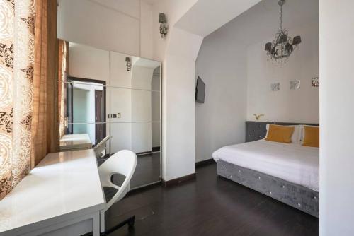 - une chambre avec un lit, un bureau et un miroir dans l'établissement 2Bedroom Flat@Lisbon town center, à Lisbonne