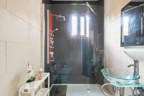 La salle de bains est pourvue d'un lavabo en verre et de toilettes. dans l'établissement 2Bedroom Flat@Lisbon town center, à Lisbonne