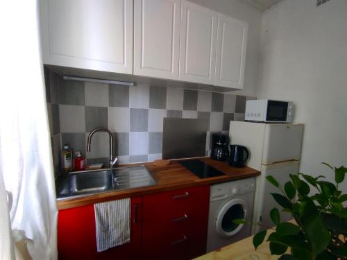 une petite cuisine avec un évier et un réfrigérateur dans l'établissement Charmant Studio - 10 mn de Paris, à Vitry-sur-Seine