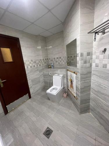La salle de bains est pourvue d'une douche et de toilettes. dans l'établissement Private Studio Room, à Abu Dhabi