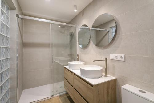 Un baño con dos lavabos y una ducha. en Bungalow 213, en Puerto Marino