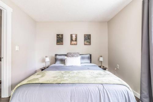 One bedroom cozy apartment close to airport- Gym, Wifi, Queen bed tesisinde bir odada yatak veya yataklar