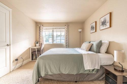 um quarto com uma cama grande e uma janela em Modern and spacious Apartment- Gym, Wifi, Free Parking em Seattle