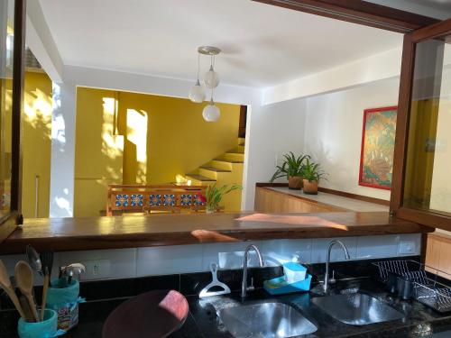 a kitchen with two sinks and a counter top at Manacá Flat in Itacaré