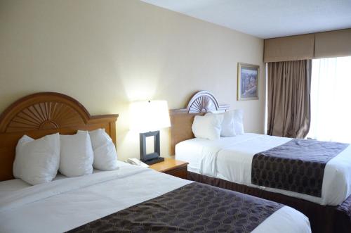pokój hotelowy z 2 łóżkami i oknem w obiekcie Baymont by Wyndham Lynchburg w mieście Lynchburg