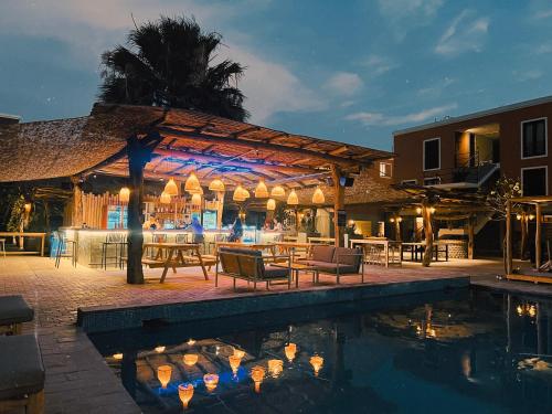 a resort with a swimming pool in front of a building at Viajero Kokopelli Huacachina Hostel in Ica