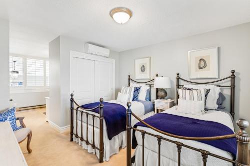 2 Betten in einem Schlafzimmer mit blau und weiß in der Unterkunft Wolf Lodge 510 in Eden