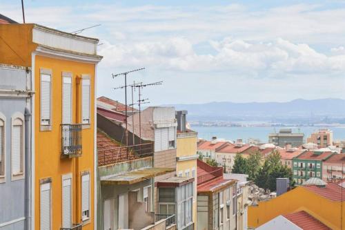 New 3 bedroom flat with river on sight @Alameda