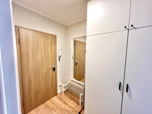 ein leeres Zimmer mit einer Tür und einem Spiegel in der Unterkunft WEITBLICK APARTMENT direkt am Park mit kostenlosem Parkplatz in Bremerhaven