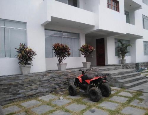 una quad estacionada frente a un edificio en DEPARTAMENTOS SUPER AMOBLADOS CIENEGUILLA, en Lima