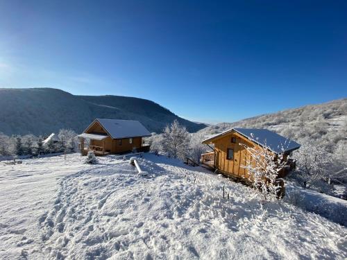 - deux cabines en bois dans la neige dans l'établissement To Lem Ande, à Lumshory