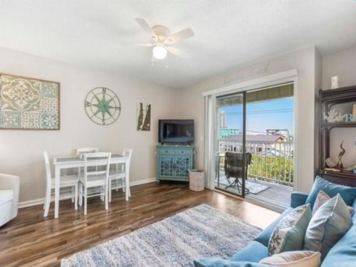 TV a/nebo společenská místnost v ubytování Good Vibes Carolina Beach villa