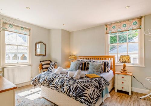 1 dormitorio con 1 cama con sábanas de cebra en Bayards View - Dartmouth en Dartmouth