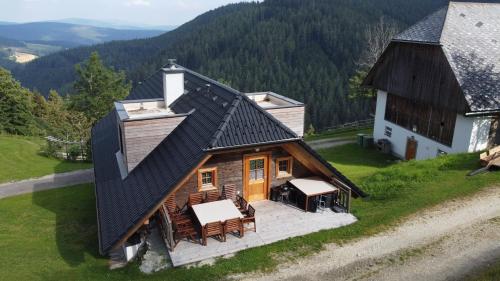einen Blick über eine Hütte in den Bergen in der Unterkunft Beim Bergbauer in Fischbach