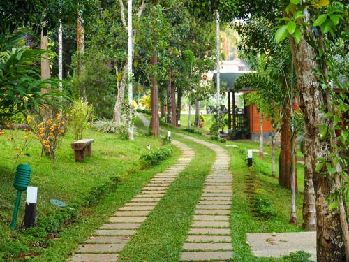 Zahrada ubytování LakeRose Wayanad Resort - Superior lake view