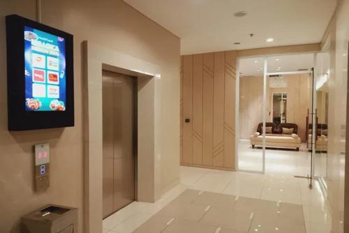 Televisyen dan/atau pusat hiburan di Velito at Podomoro Golf View Apartment