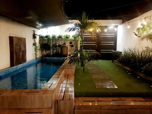 a pool in the middle of a room with plants at Casa Naty in Ciudad Valles