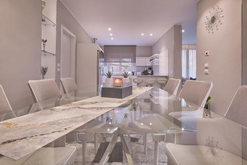 Casa dolce Casa في فيرونا: غرفة طعام مع طاولة وكراسي زجاجية