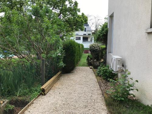 a walkway next to a house with a fence at Studio neuf de 24m² in Brive-la-Gaillarde