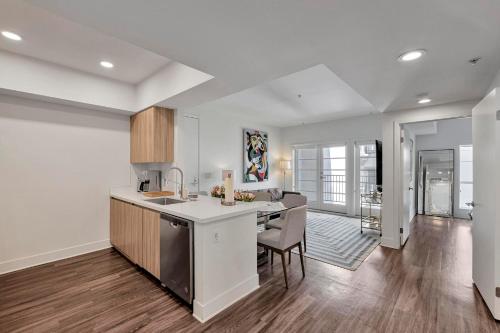 uma cozinha em plano aberto e sala de estar num apartamento em 4 SantaMonica De Lux em Los Angeles