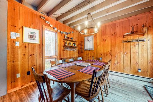 comedor con mesa de madera y sillas en Lower Highlands Hideaway, en Dover