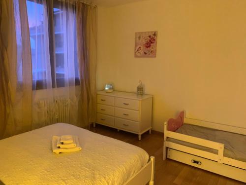 Un pat sau paturi într-o cameră la Grazioso appartamento a Osteria Nuova